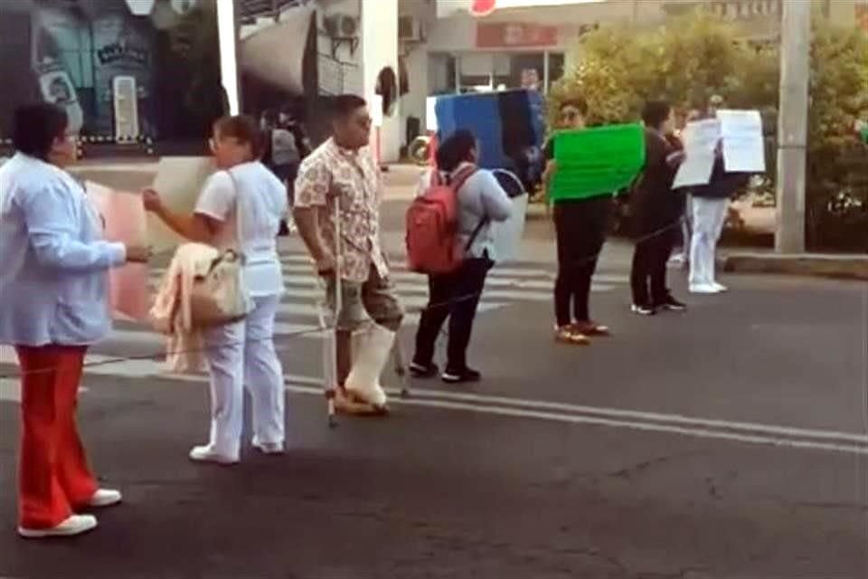 Personal del Hospital General de Tláhuac se manifestó y realizó el cierre en Avenida de la Turba.