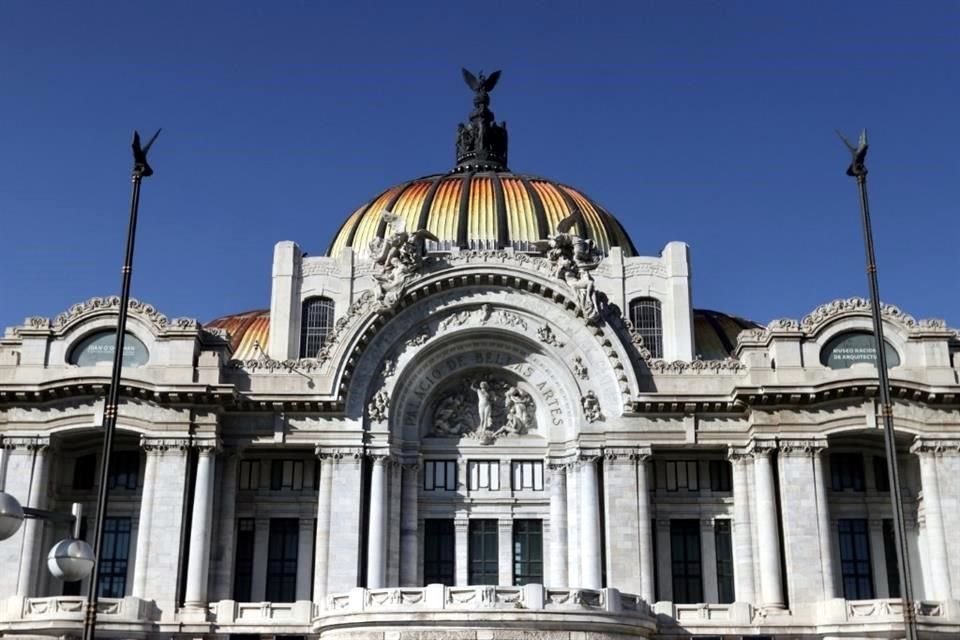 El actor Moisés Palacios y su colega Antúa Terrazas fueron citados en el Palacio de Bellas Artes tras depositar el dinero por la supuesta subdirectora del INBAL que los contactó vía telefónica.