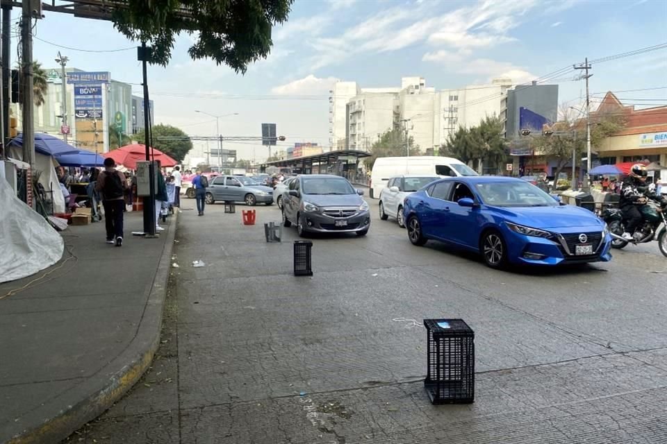 NEGOCIO. Incluso sobre Avenida Vallejo, donde no está permitido estacionarse, franeleros apartan todos los espacios disponibles para que sean ocupados sólo por quienes pagan.