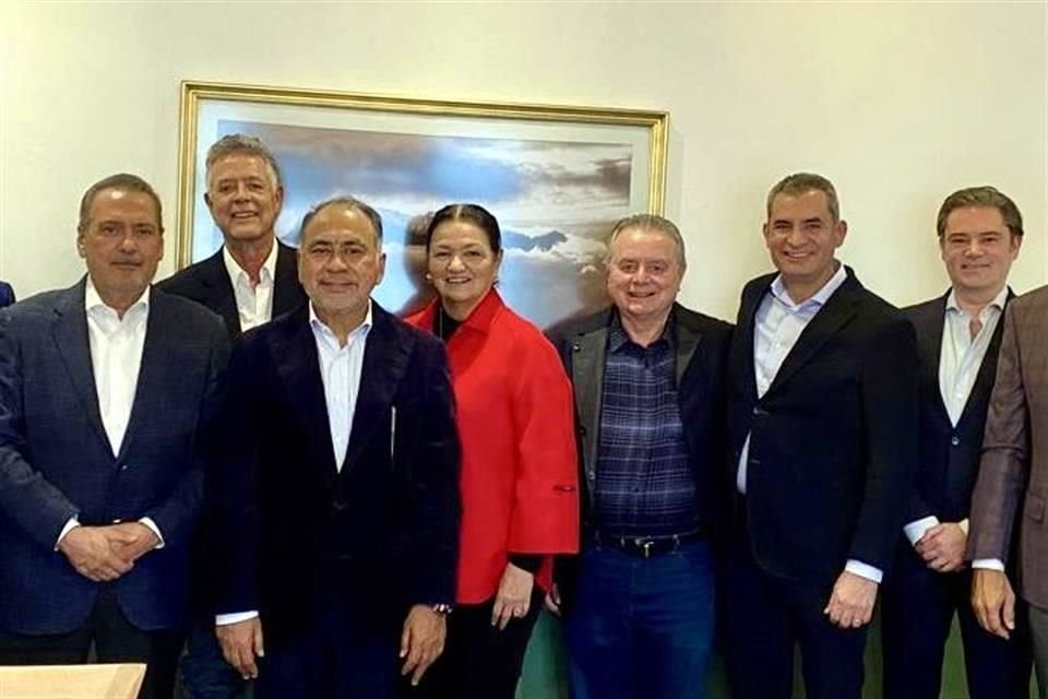 A la reunión acudieron ex líderes del PRI y ex Gobernadores del tricolor.