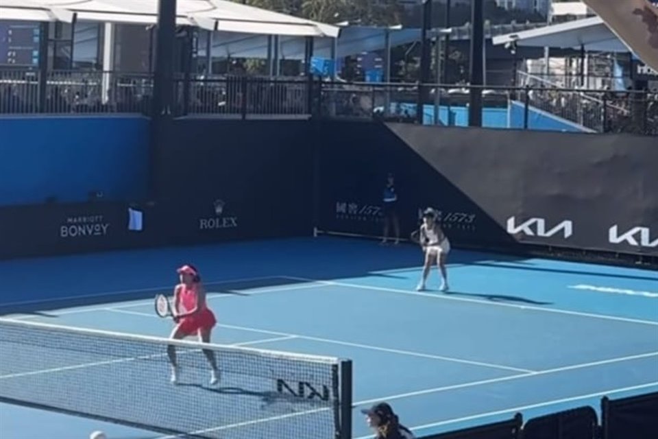 La mexicana Renata Zarazúa (blanco) avanzó en dobles en el Abierto de Australia con la japonesa Miyu Kato (rosa).