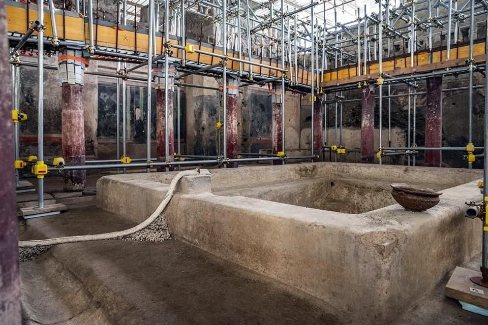 Los baños termales hallados en Pompeya contaban con sala caliente, templada y fría; esta última tenía una piscina al centro de un patio que todavía conserva sus columnas.