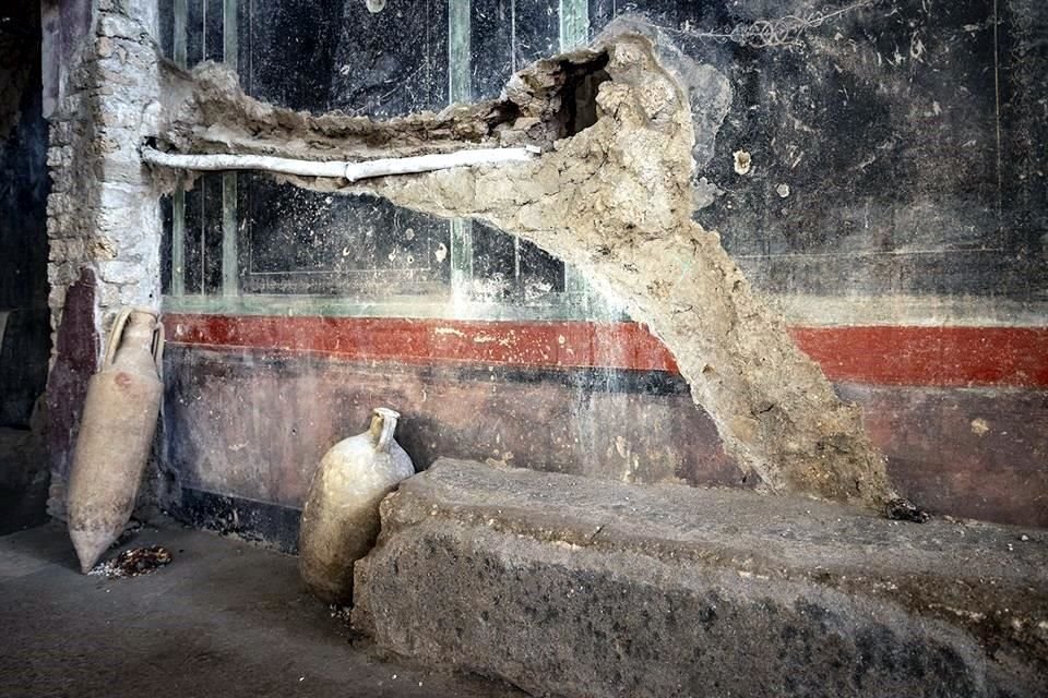 Tras el baño, los invitados cenaban a la luz de las velas en una sala de banquetes con paredes negras, decorada con escenas de la mitología griega.