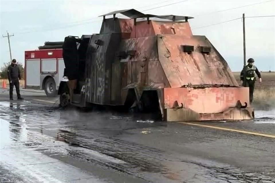 En el km. 57 de la carretera Reynosa-San Fernando quedó incendiado un vehículo de blindaje artesanal, utilizado por el crimen organizado.