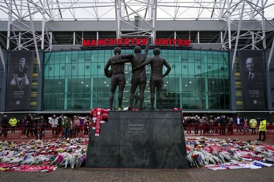 George Best, Denis Law y Sir Bobby Charlton tienen su estatua afuera de Old Trafford.