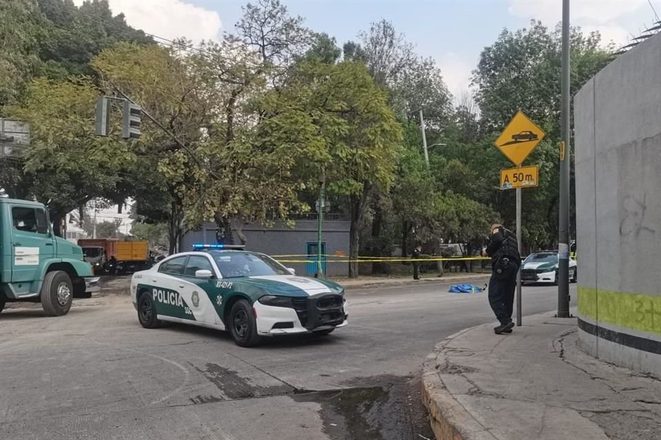 Según los primeros reportes, el motorista perdió el control del vehículo y derrapó, lo que provocó que se golpeara de lleno con el concreto hidráulico. 