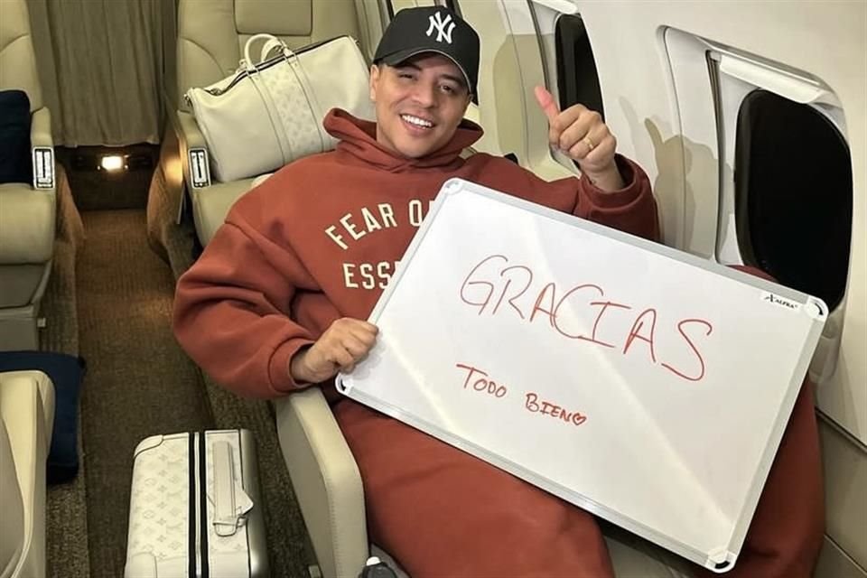 En la foto se puede ver al famoso, quien se encuentra a en reposo vocal, sobre un avión.