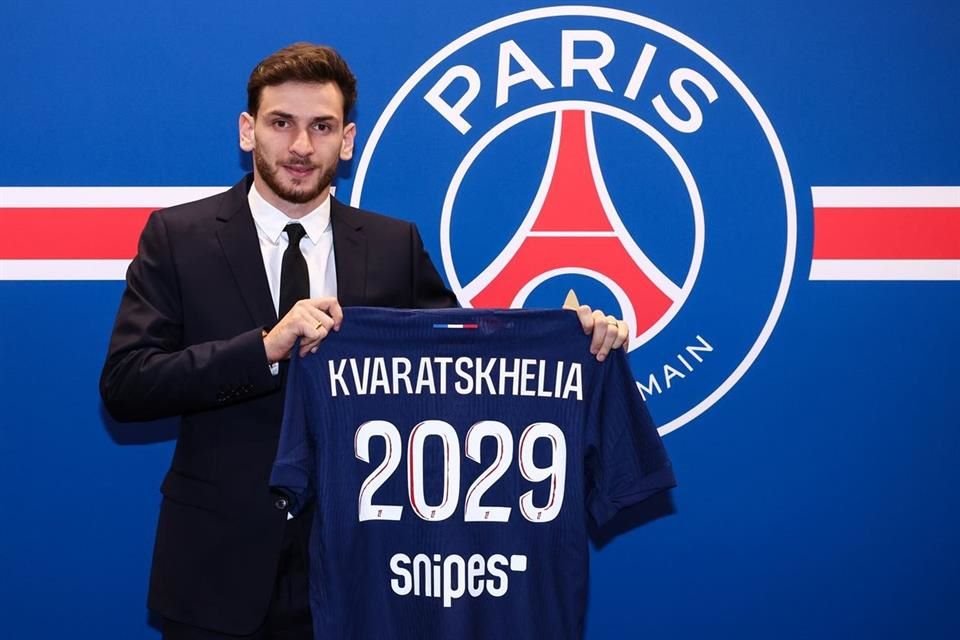 Luego de brillar con el Napoli, el georgiano Khvicha Kvaratskhelia es nuevo jugador del PSG, que habría pagado entre 70 y 80 millones de euros.