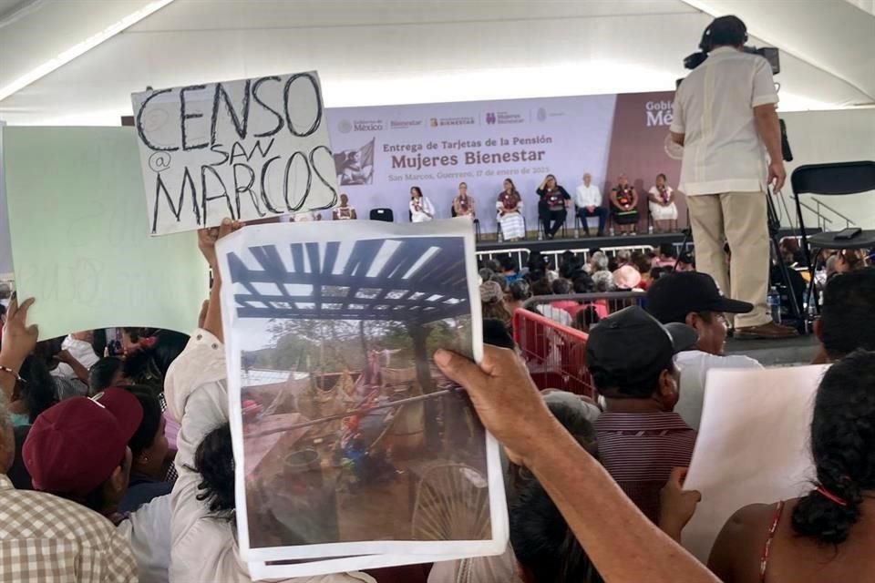 Pobladores afectados por huracán 'John' protestaron en un acto de la Presidenta Claudia Sheinbaum para exigir un nuevo censo en la Costa Chica de Guerrero.