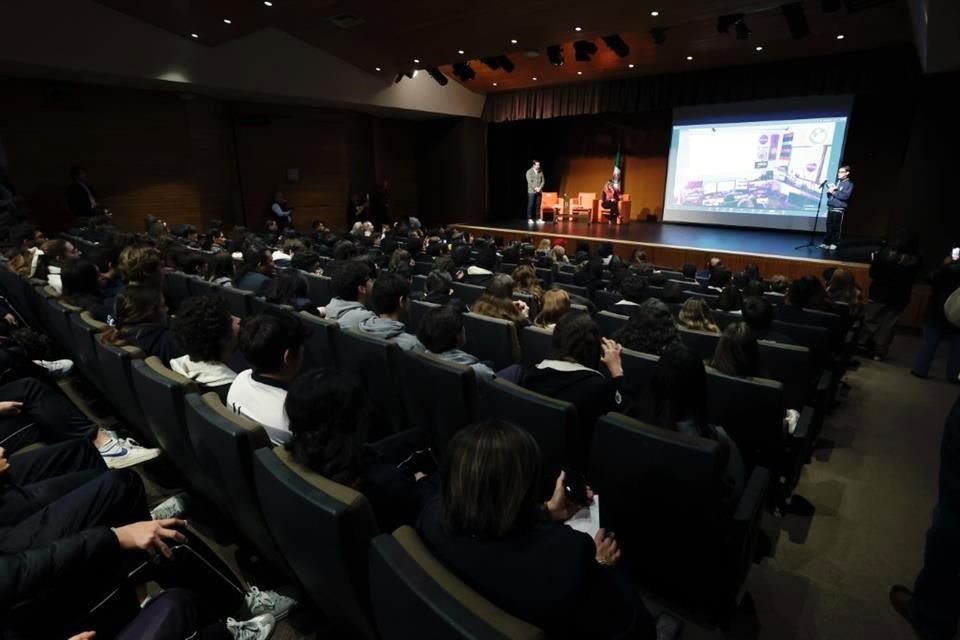 La Estación Espacial Internacional se enlazó hasta el auditorio del Museo Universum con los estudiantes del Colegio Vermont.