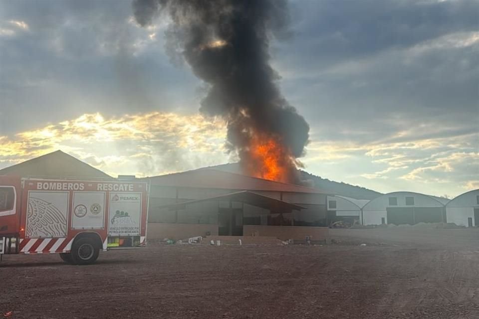 Un incendio en un poliducto de Pemex en Tepeji del Río provocó el cierre de la México-Querétaro en el kilómetro 73, dirección a CDMX.