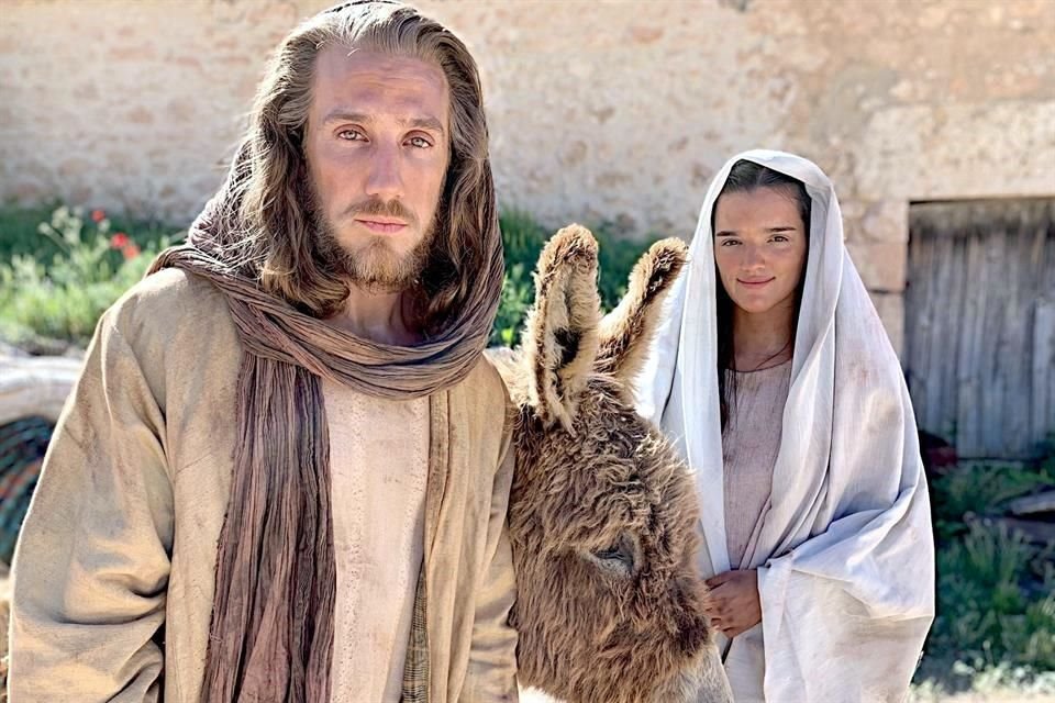 Eugenio Siller y Malena Ratner son 'José y María' en 'El Niño Dios'.