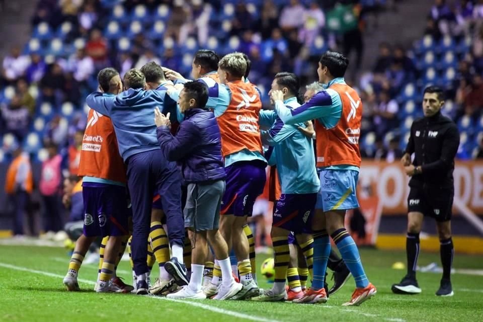 Así festejó la banca potosina el gol del empate de Sébastien Salles-Lamonge en Puebla.