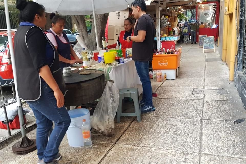 'Son tantos de aquel lado, que no caben y se han pasado acá o a las banquetas de Reforma', apuntó el comerciante. 