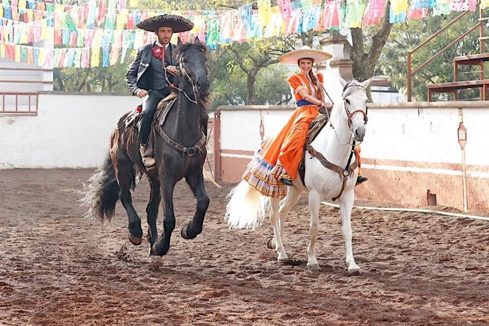 Salvador Mejía asegura que su telenovela 'Me Atrevo a Amarte' resalta los valores familiares, el amor y la pasión en un drama mexicano.