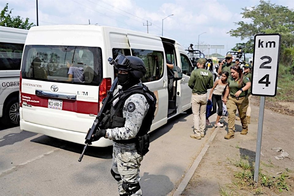 Miembros de la Guardia Nacional patrullan mientras el Instituto Nacional de Migración traslada a migrantes venezolanos a un centro del INM en Suchiate, Chiapas.