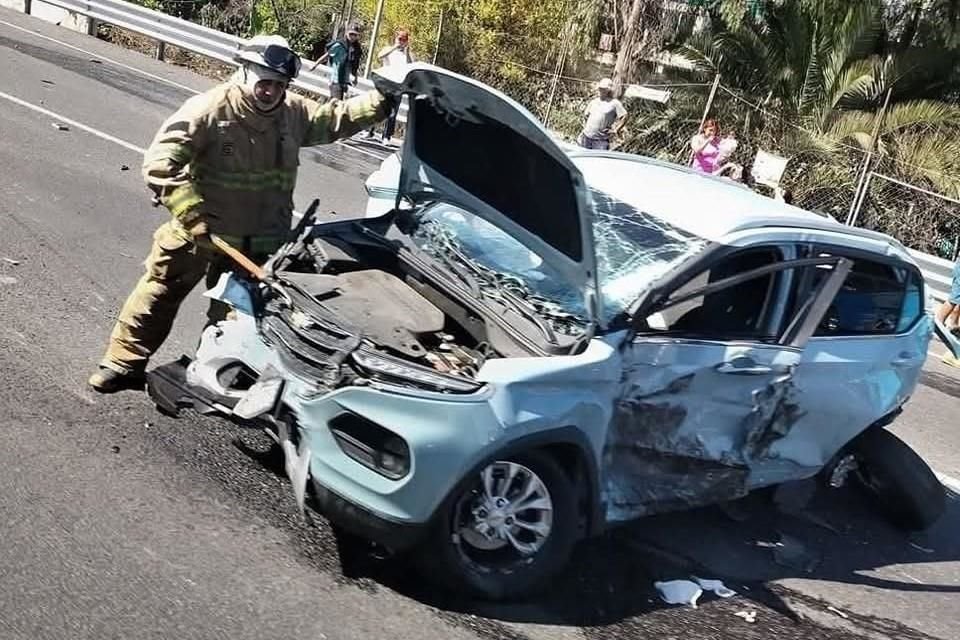 Servicios de emergencia se movilizaron al punto, al igual que efectivos de la Guardia Nacional, quienes realizaron cortes a la circulación.