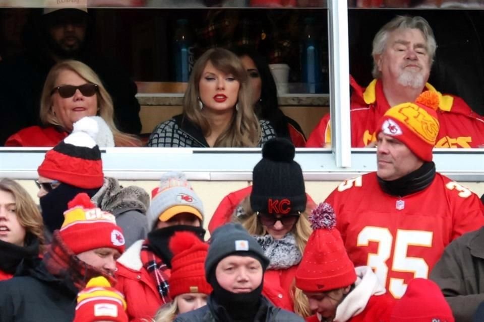 Taylor Swift volvió al Arrowhead para ver a Travis Kelce y los Chiefs, donde fue captada junto a la  basquetbolista Caitlin Clark.