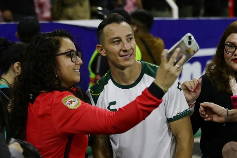 Andrés Guardado se mantuvo en la banca durante el partido de León vs Atlas.