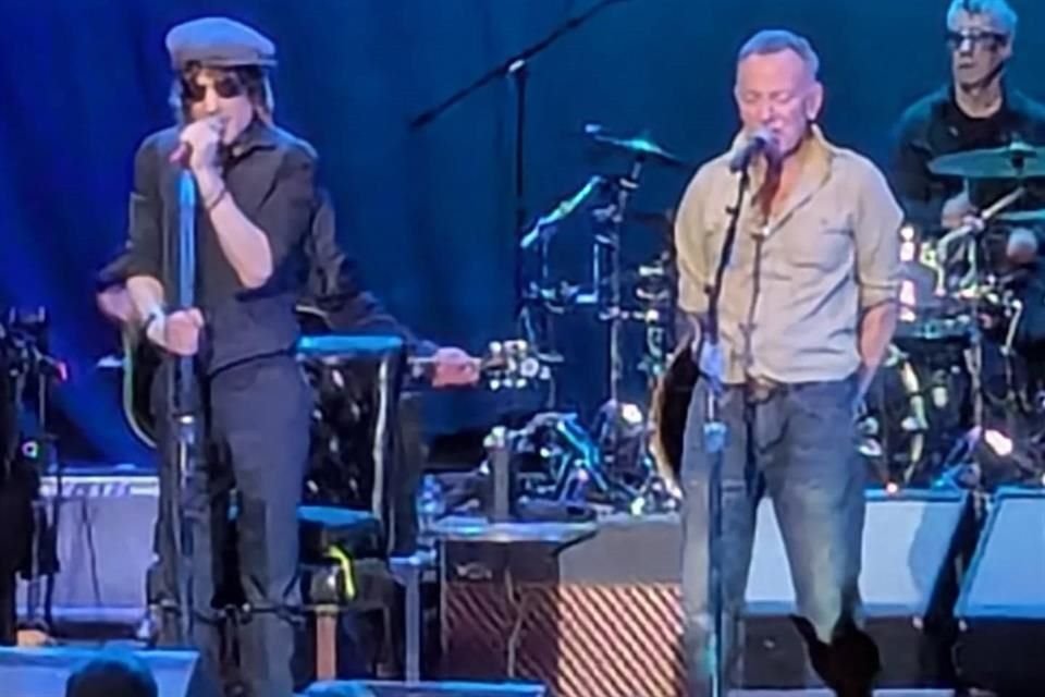 'El Jefe' se subió al escenario del Centro de Artes Count Basie en Red Bank con el cantautor Jesse Malin (izq.), con quien interpretó una versión acústica de la rola 'Broken Radio', de Malin.