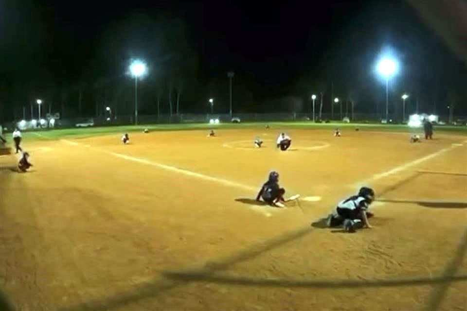 Una cámara del propio parque grabó el momento en que las menores jugaban para después tirarse al piso y otros correr al escuchar los disparos.