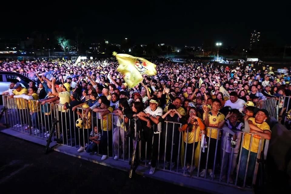 10 mil aficionados acompañaron al América en el festejo de su tricampeonato en las inmediaciones del Estadio Azteca.