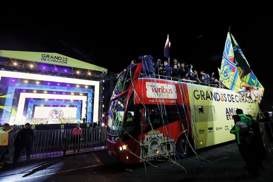 A bordo del turibus, los jugadores del América arribaron a sus festejos de tricampeonato.