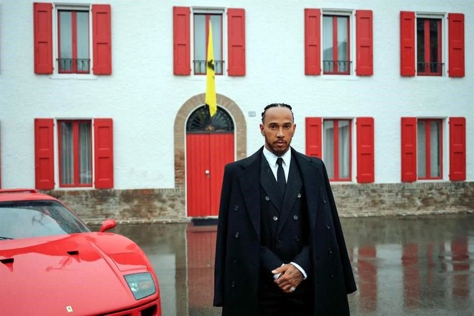 La icónica foto de Lewis Hamilton ya como piloto de Ferrari.