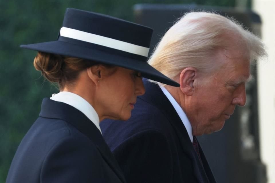 Melania usó  n abrigo azul marino cruzado hecho a medida por Adam Lippes y un sombrero canotier a juego de Eric Javits.