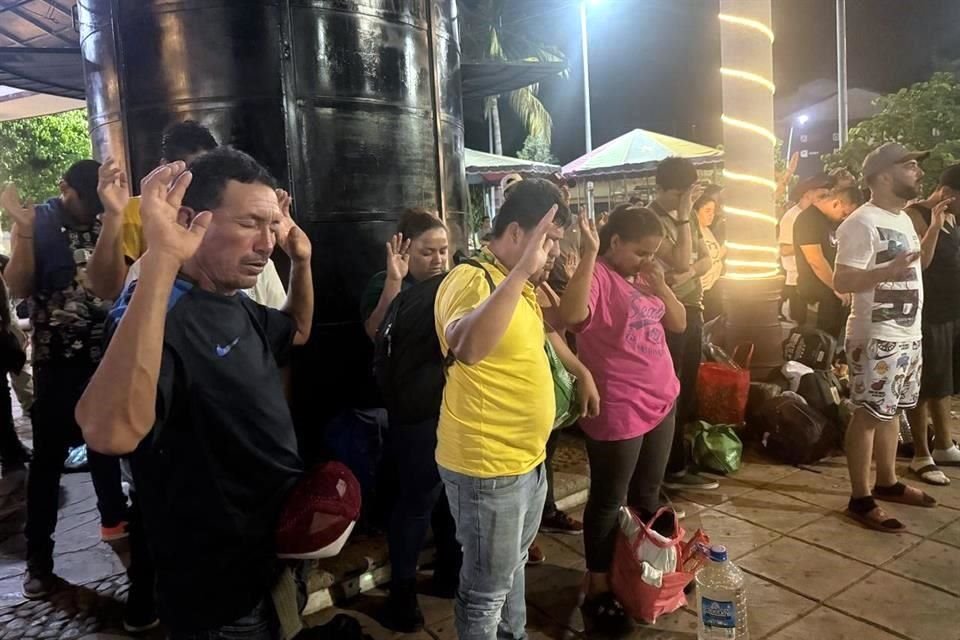 Antes de salir rumbo a Huehuetán, su primera parada, los migrantes hicieron oración.