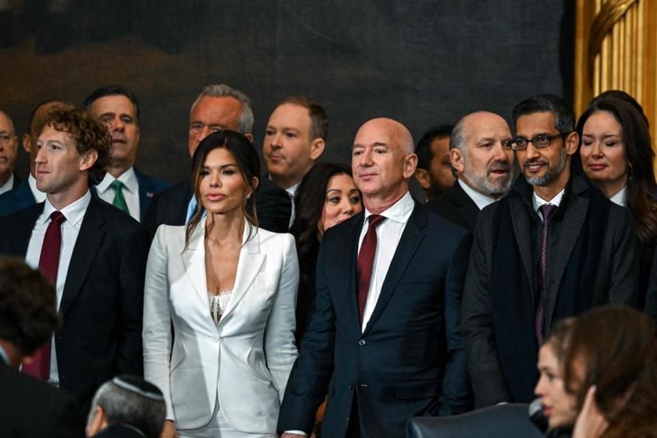 El CEO De Meta Mark Zueckerberg, Lauren Sanchez, el CEO de Amazon Jeff Bezos, y el CEO de Alphabet Inc y Google Sundar Pichai durante la toma de protesta de Donald Trump.