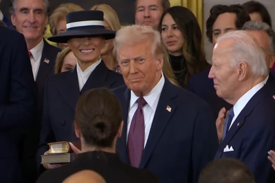 Donald Trump es aplaudido durante su ceremonia de investidura en el Capitolio. 