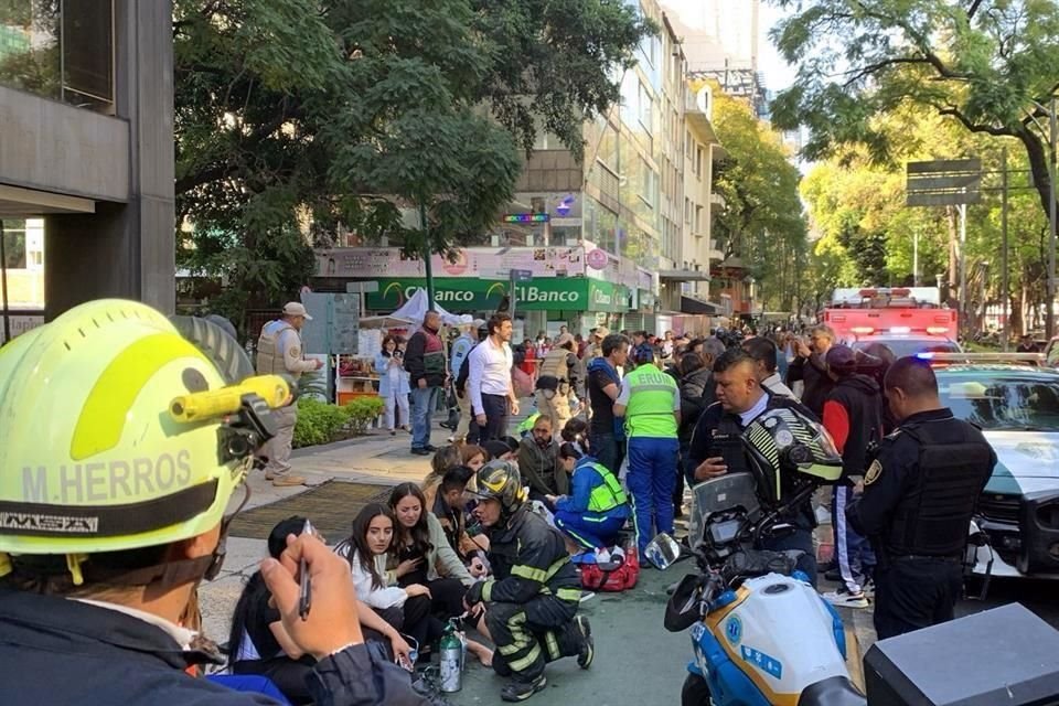 El Cuerpo de Bomberos controló el siniestro y paramédicos atendieron a al menos 10 personas.