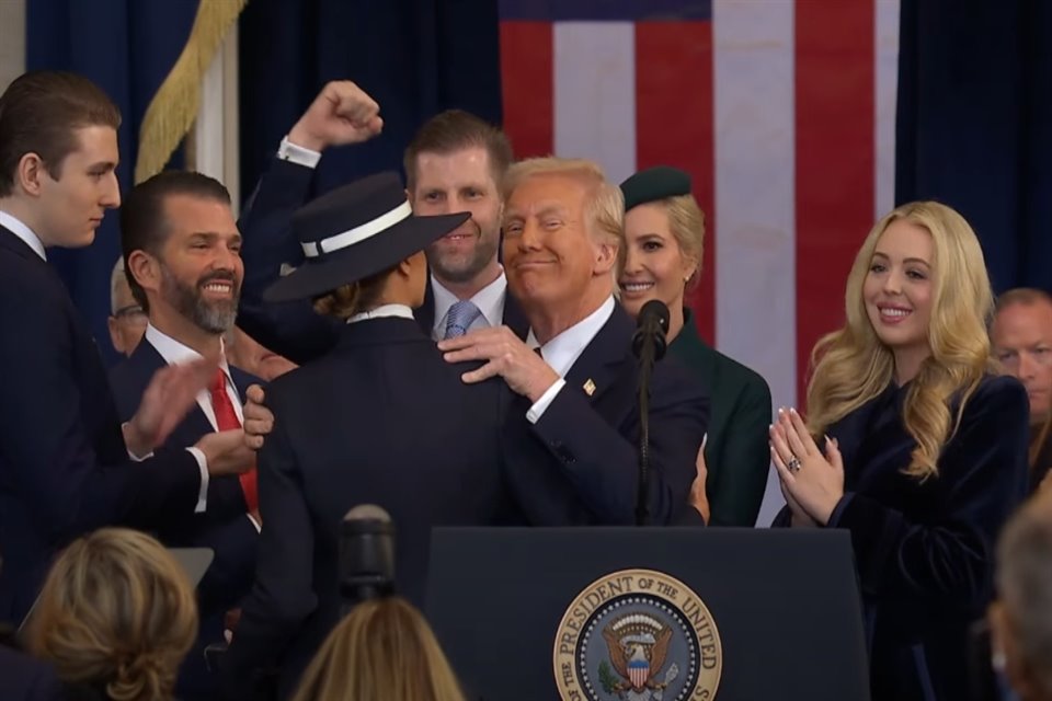 Donald Trump celebra con su familia tras jurar como Presidente de EU. 