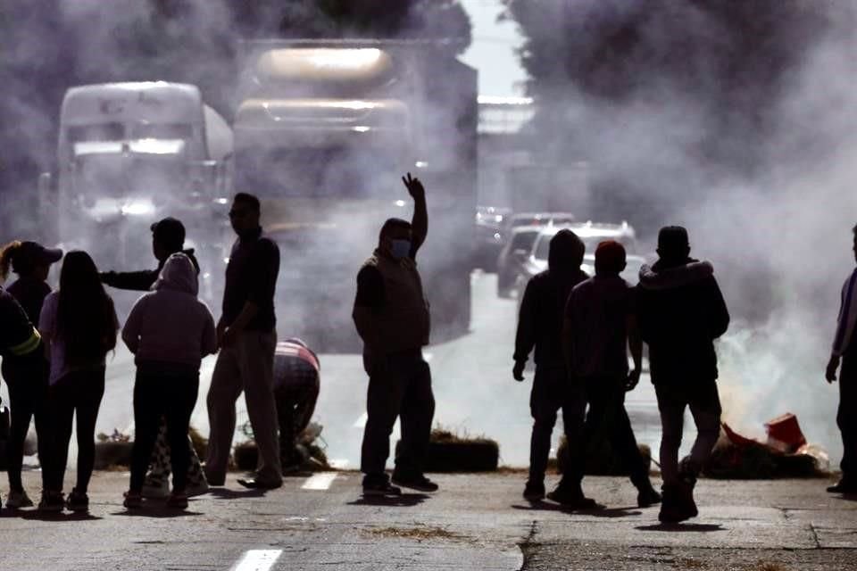 Los inconformes prendieron fuego a llantas con las que bloquearon la vía.