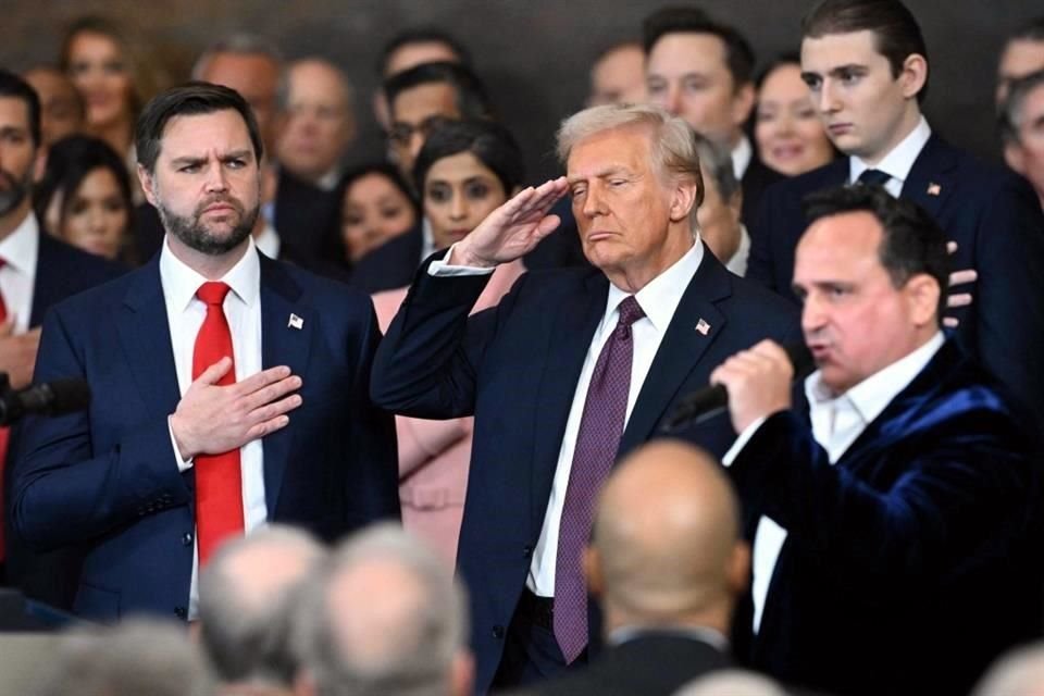 Donald Trump escucha al cantante estadounidense Christopher Macchio interpretando 'The Star-Spangled Banner' después de que fuera juramentado.