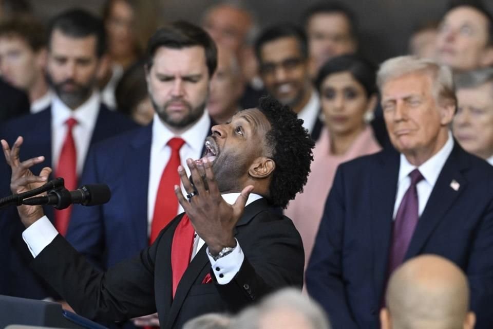 El pastor de la iglesia 180, Lorenzo Sewell, entrega una bendición después de que el presidente Donald Trump prestara juramento.