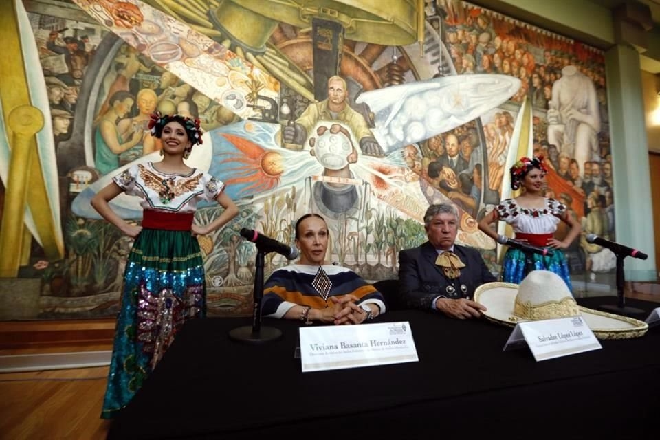 Viviana Basanta, directora artística del Ballet Folklórico de México de Amalia Hernández, y Salvador López, director de la agrupación, dieron los detalles de la gala.