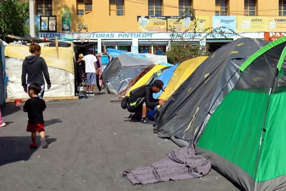 Personas en campamentos de la CDMX, como el de Plaza la Soledad, señalan que la aplicación para la Cita CBP One dejó de funcionar, por lo que ahora no saben cómo continuar.