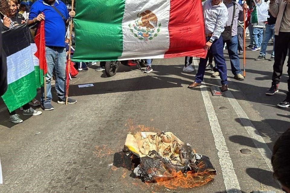 Piñata de Donald Trump fue destruida frente a Embajada de EU en CDMX por manifestantes en rechazo de políticas migratorias del republicano.