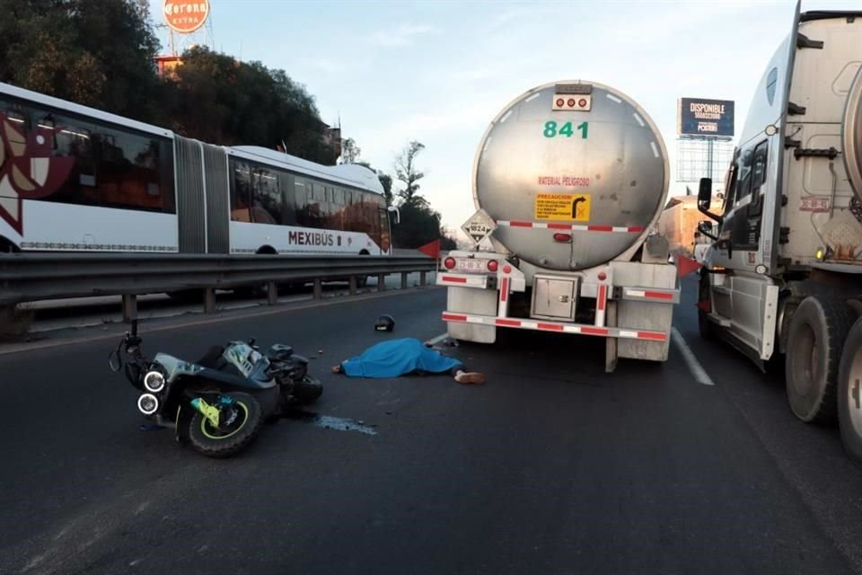 El motociclista murió aplastara con las llantas traseras del vehículo.