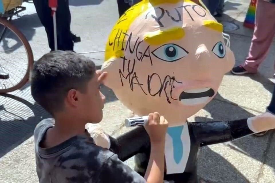 Un niño de 8 años dijo sentirse aliviado tras golpear la piñata del Presidente estadounidense. 