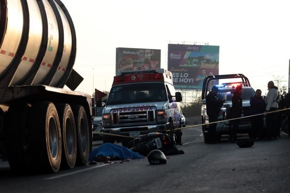 Un hombre, de entre 50 y 55 años, circulaba entre carriles en dirección hacia la CDMX, cuando cayó al paso de una pipa.