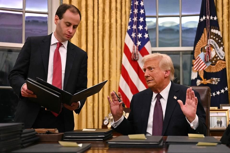 El Presidente Donald Trump durante una segunda ronda de firmas de órdenes ejecutivas, en la Oficina Oval.