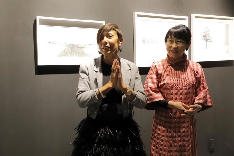 Mabel Larrechart, artista argentina, y Miho Hagino, creadora japonesa, durante la inauguración de su exposición.