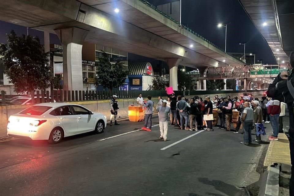 Los carriles centrales de la vialidad se mantienen cerrados por la presencia de manifestantes.