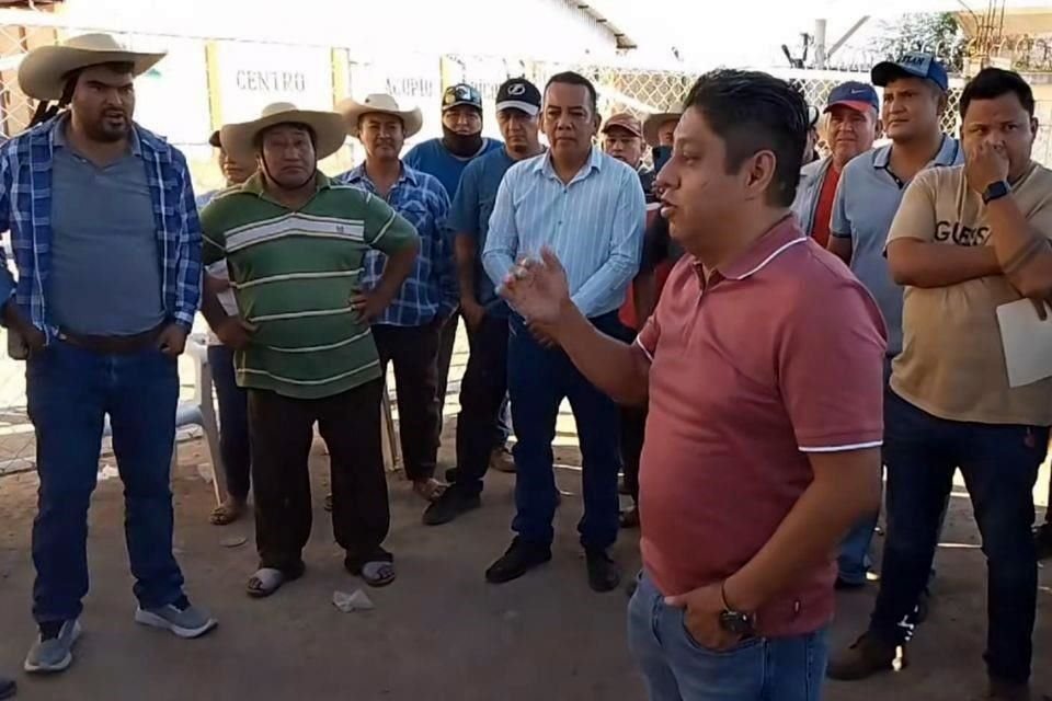 Campesinos tomaron 2 bodegas de Segalmex en Arcelia, Guerrero, y retuvieron al Edil Arturo Julián, a quien señalan por tráfico de influencias.