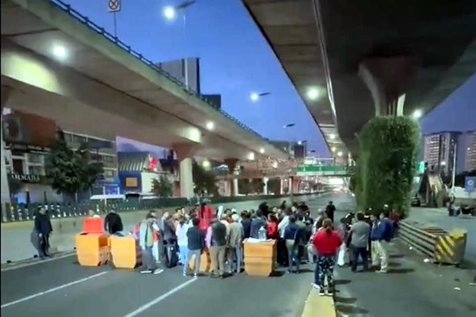 Desde las 15:30 horas, vecinos bloquearon Periférico Norte en demanda por la falta de agua potable en sus casas.