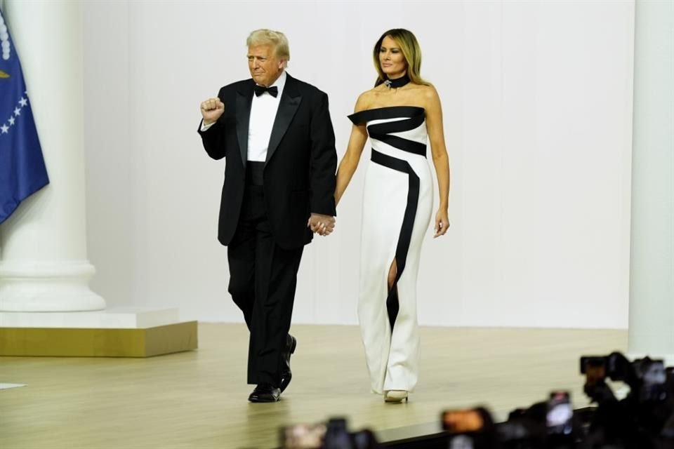 Melania Trump robó miradas al presumir su estilizada figura con un vestido blanco de Hervé Pierre en baile inaugural del Comandante en Jefe.