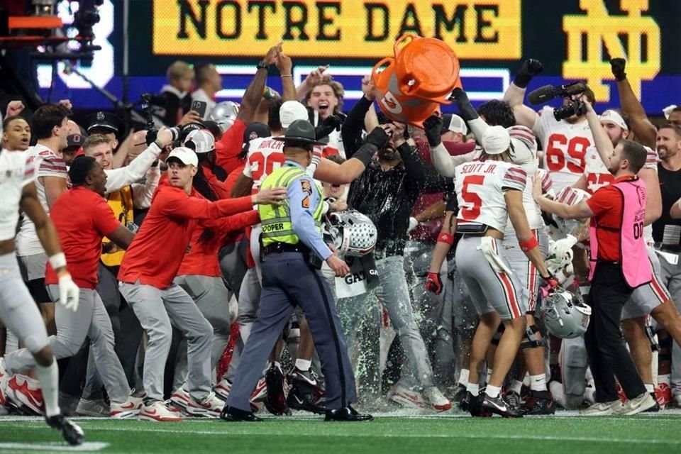 El tradicional baño al campeón, ahora le tocó al coach Ryan Day.